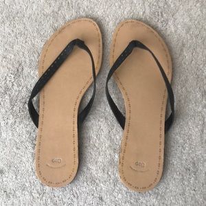 Black gap flip flops